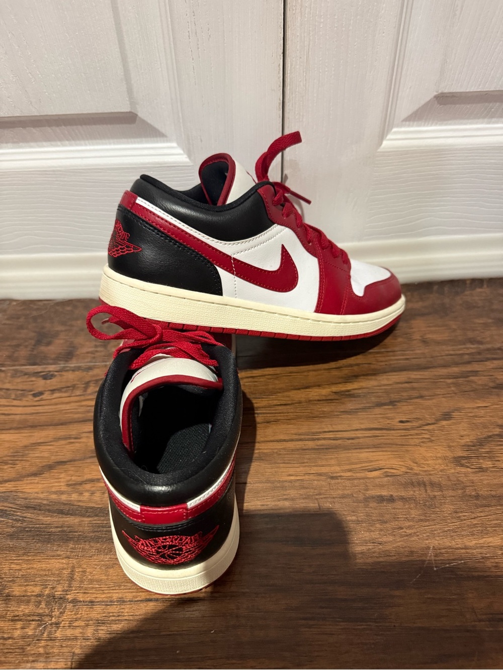 Red, Black & White Low-Top Basketbally Sneakers